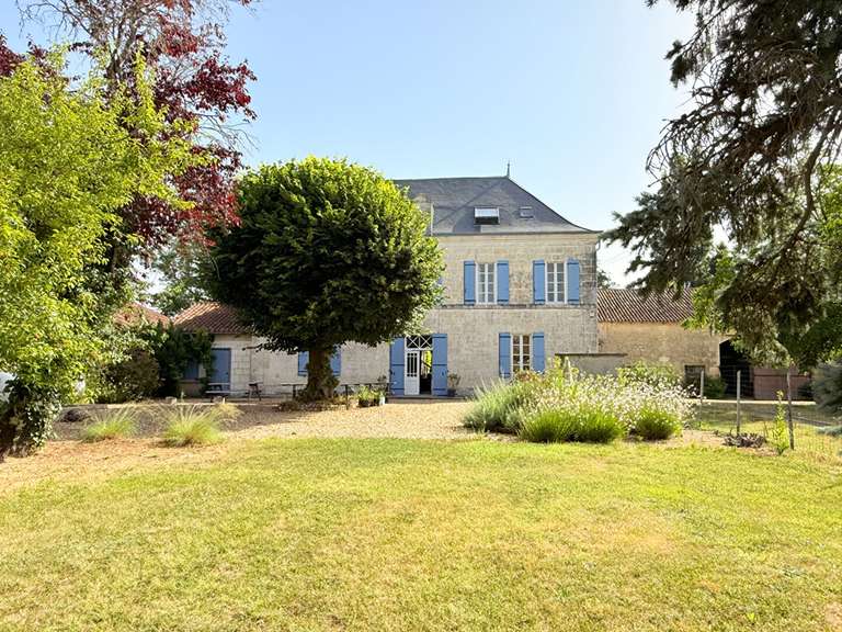 Maison Aubeterre-sur-Dronne - 8 chambres - 221m²