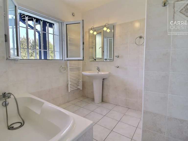 Maison Bassussarry - 5 chambres - 174m²