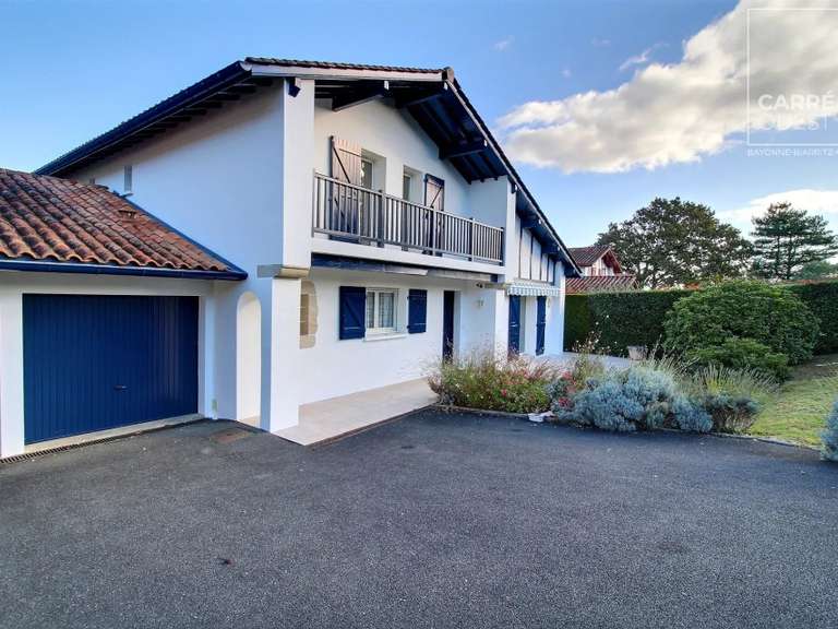 Maison Bassussarry - 5 chambres - 174m²