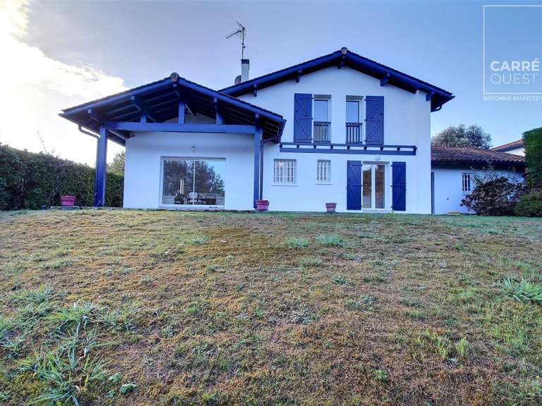 Maison Bassussarry - 5 chambres - 174m²