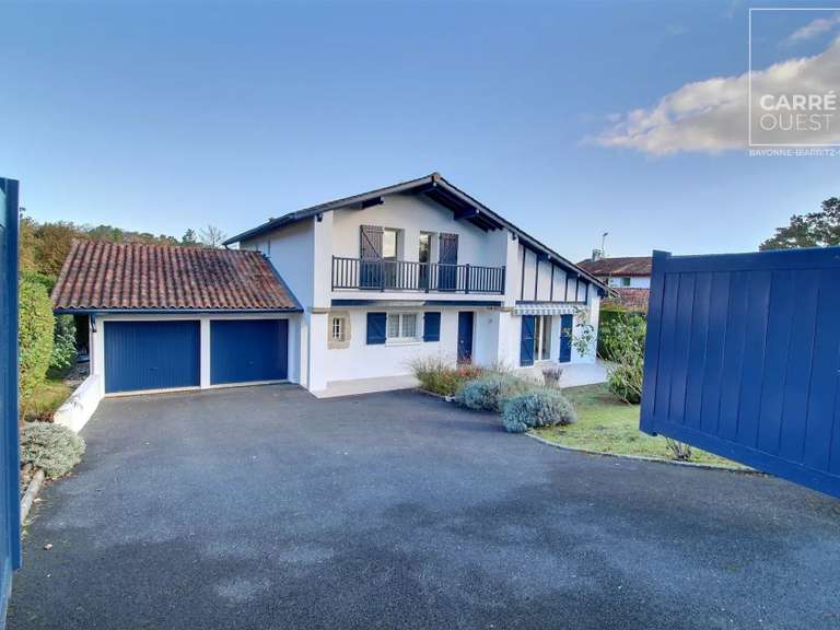 Maison Bassussarry - 5 chambres - 174m²