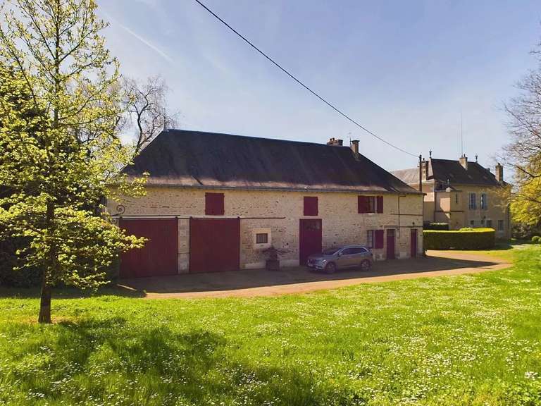Maison Lusignan - 10 chambres - 721m²