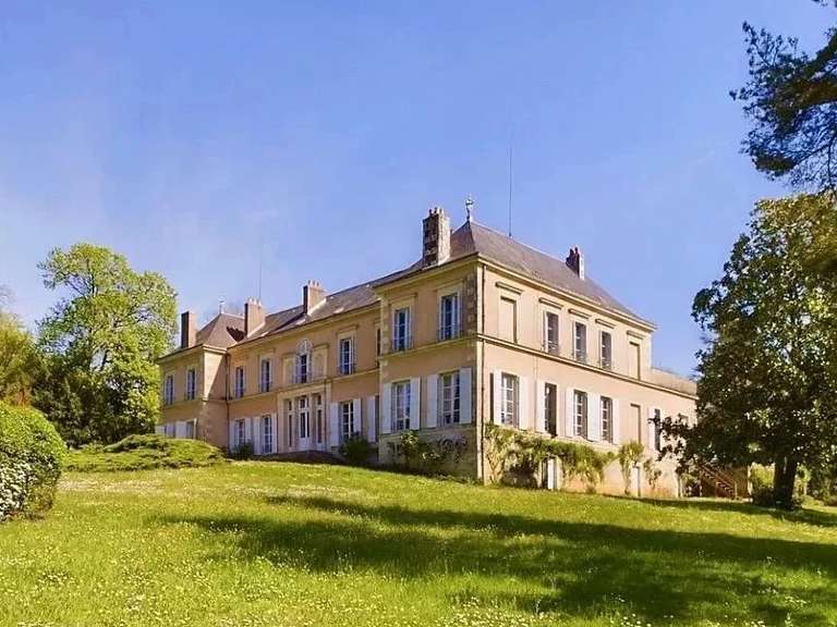 Maison Lusignan - 10 chambres - 721m²