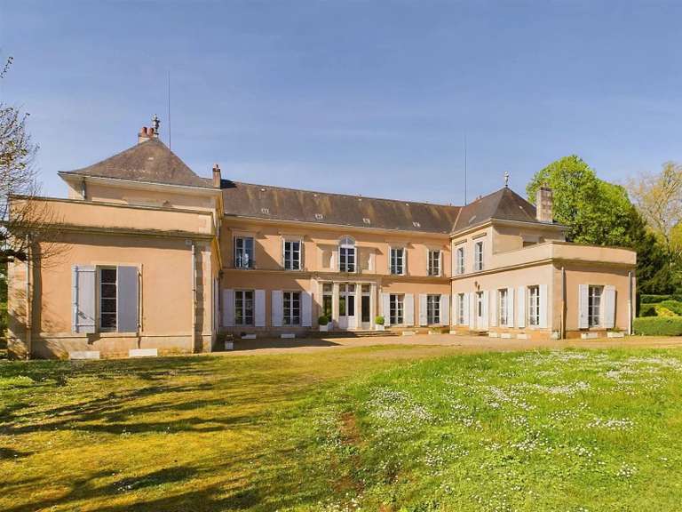 Maison Lusignan - 10 chambres - 721m²
