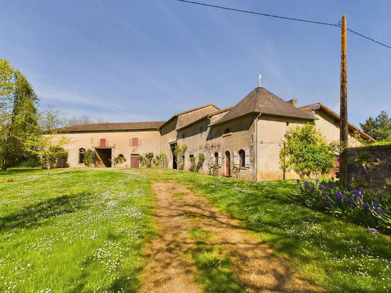 Maison Lusignan - 10 chambres - 721m²
