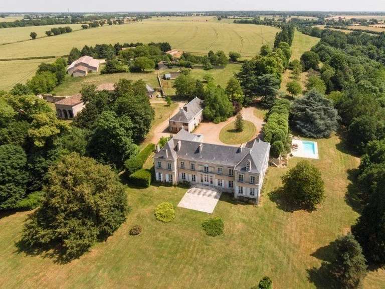 Maison Lusignan - 10 chambres - 721m²