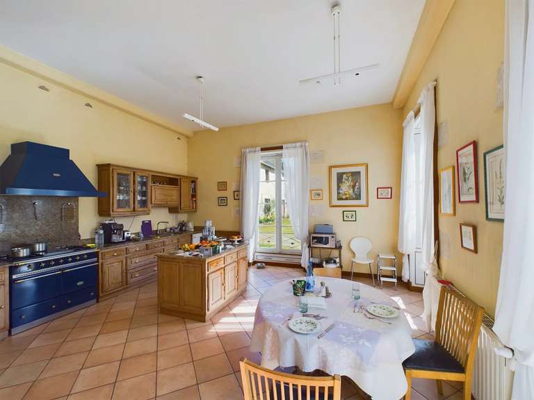 Maison Lusignan - 10 chambres - 721m²