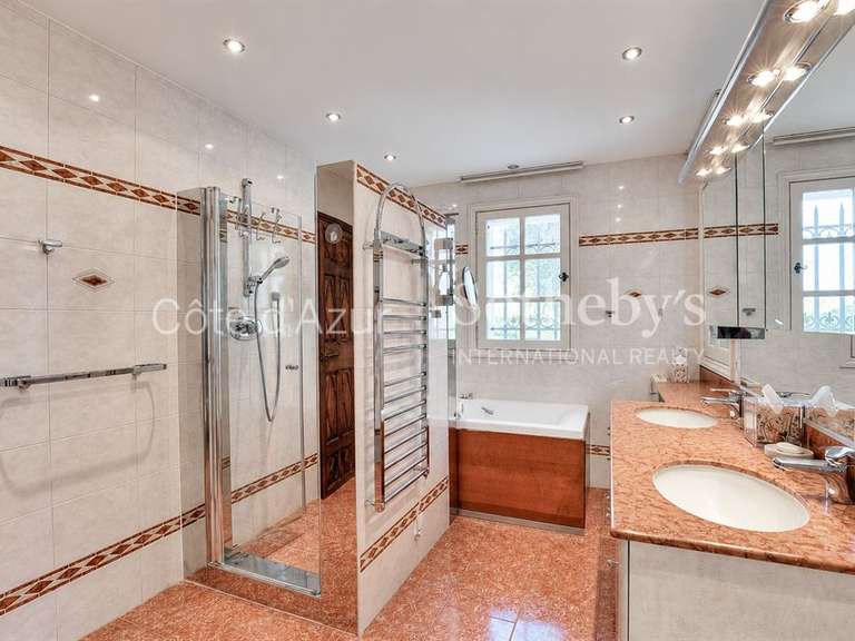 Maison Châteauneuf-Grasse - 9 chambres - 370m²