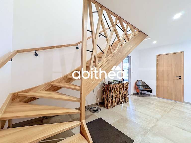 House Hinges - 4 bedrooms