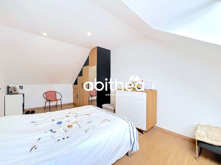 House Hinges - 4 bedrooms