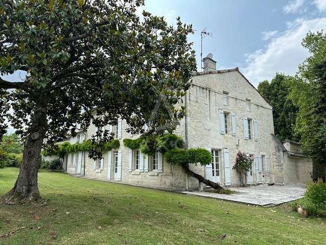 House Angoulême - 7 bedrooms - 330m²
