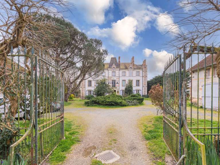Maison Saint-Gilles-Croix-de-Vie - 9 chambres - 750m²