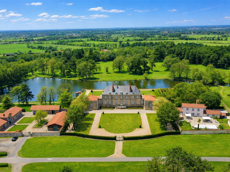 Château La Roche-sur-Yon - 7 chambres - 900m²
