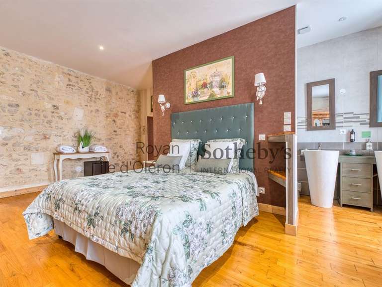 Maison Roullet-Saint-Estèphe - 37 chambres - 1974m²