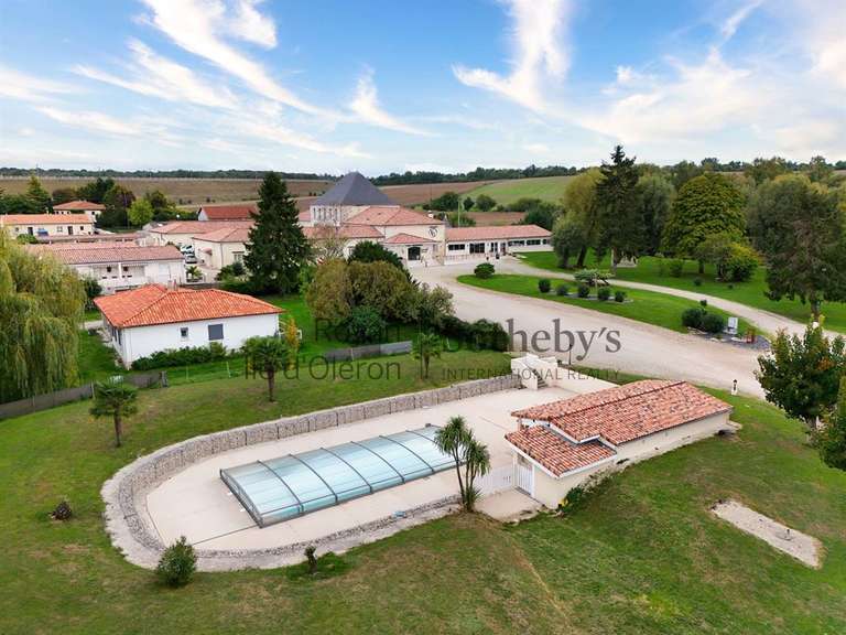 Maison Roullet-Saint-Estèphe - 37 chambres - 1974m²