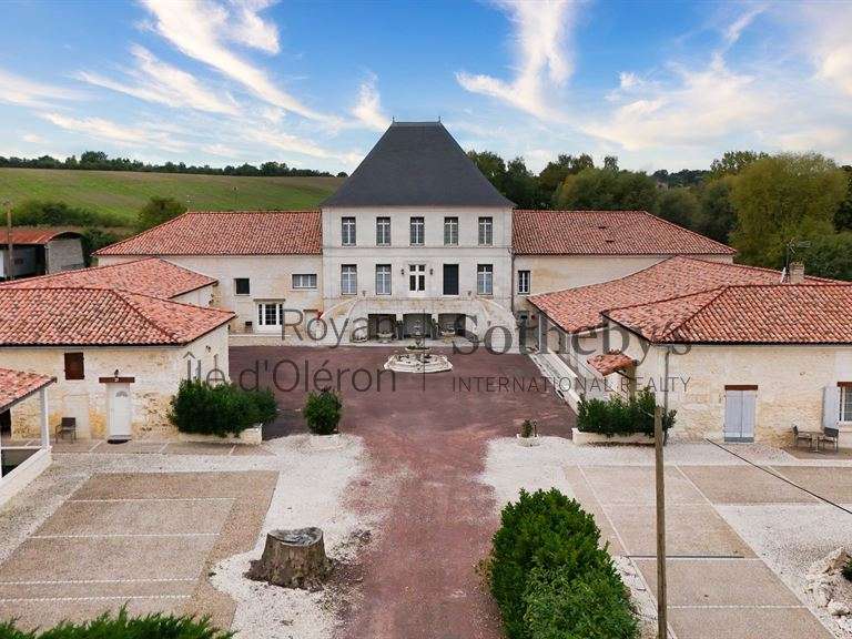 Maison Roullet-Saint-Estèphe - 37 chambres - 1974m²