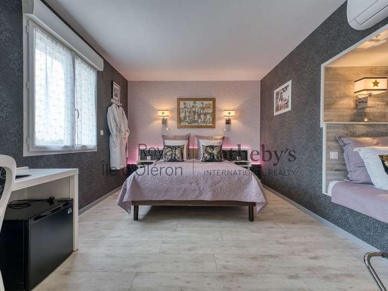 Maison Roullet-Saint-Estèphe - 37 chambres - 1974m²