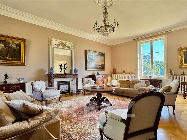 Château Lencloître - 9 chambres - 520m²