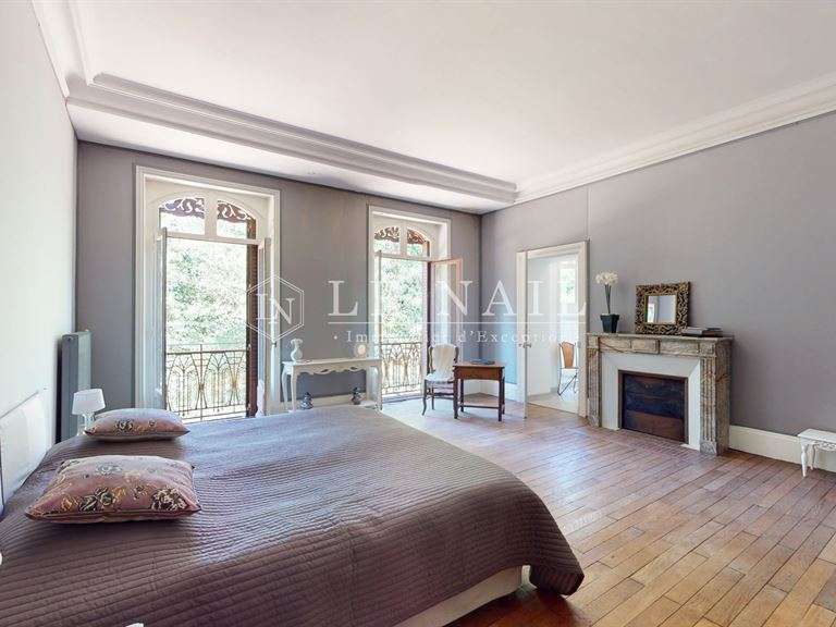 Château Moulins - 763m²