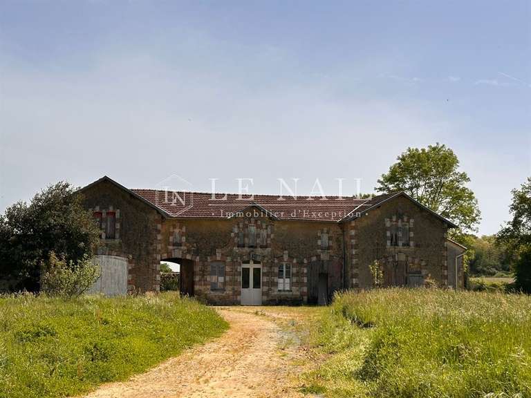 Castle Sainte-Hermine - 8 bedrooms - 670m²