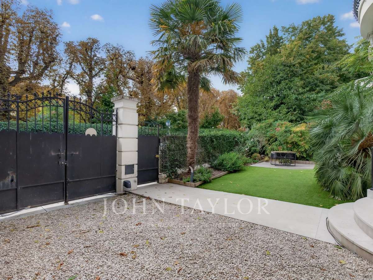 Property Paris 16e