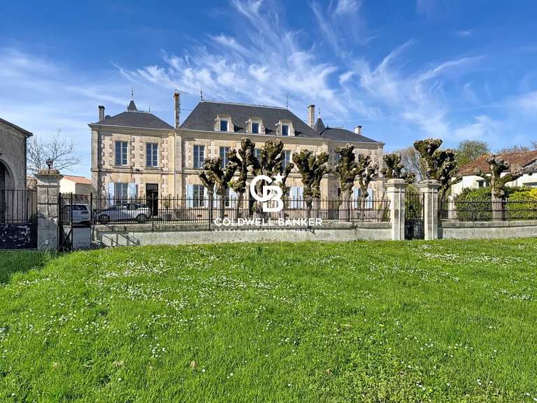 Propriété Aumagne - 7 chambres - 405m²