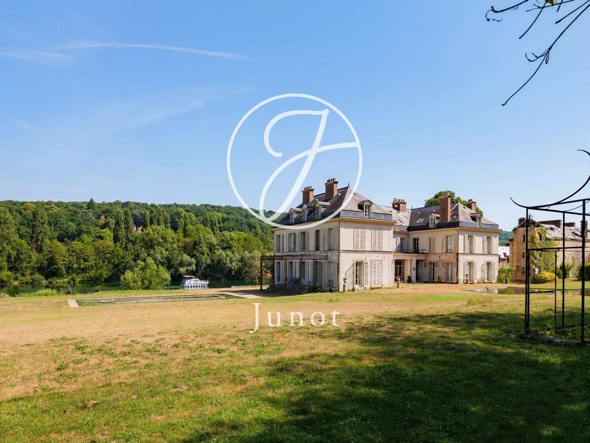 Property Fontainebleau