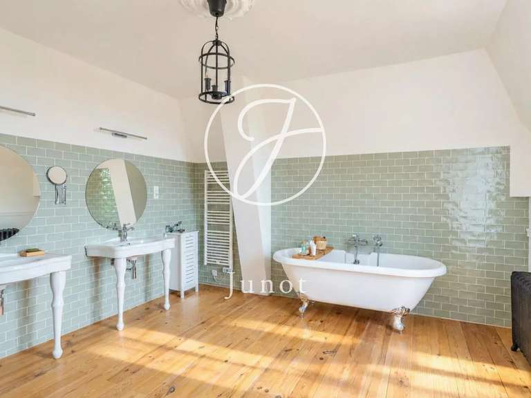 Propriété Saint-Illiers-la-Ville - 7 chambres - 337m²