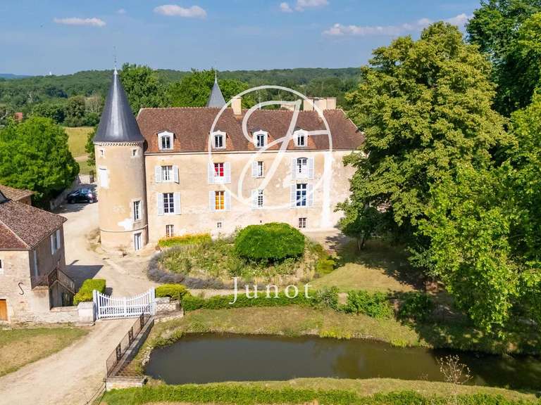 Propriété Avallon - 25 chambres - 1500m²