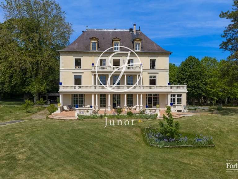 Propriété Sens - 15 chambres - 621m²