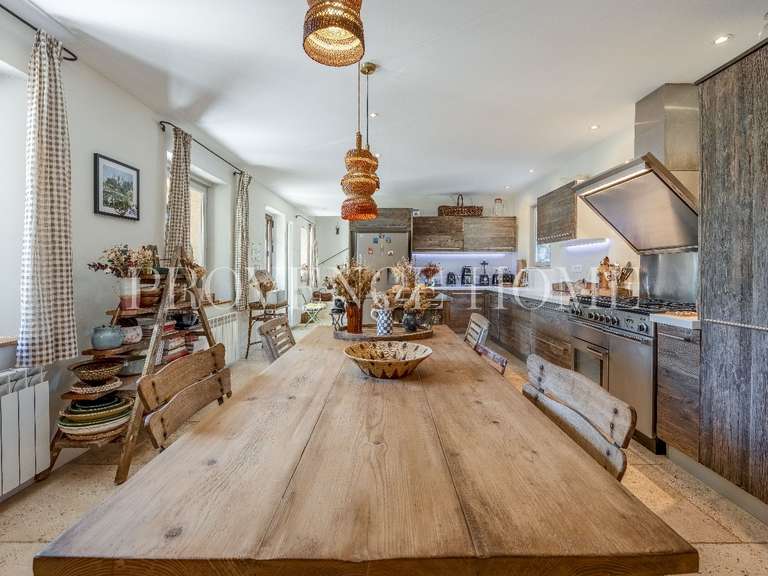 Propriété Murs - 4 chambres - 200m²