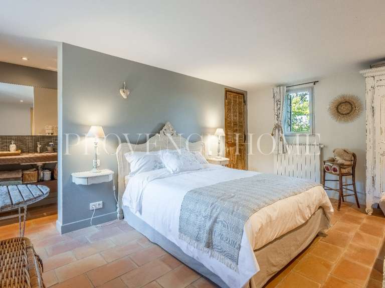Propriété Murs - 4 chambres - 200m²