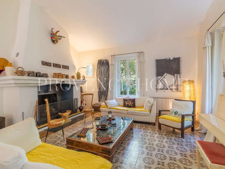 Propriété Apt - 8 chambres - 330m²