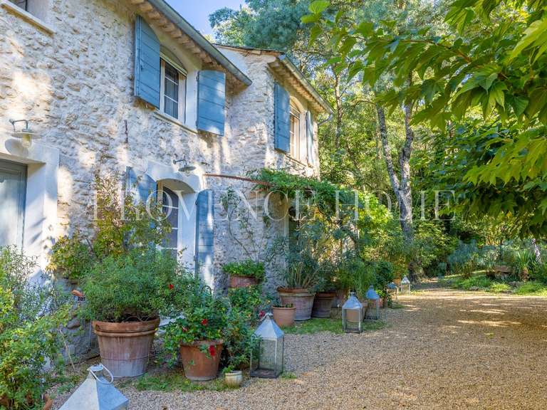 Propriété Apt - 8 chambres - 330m²