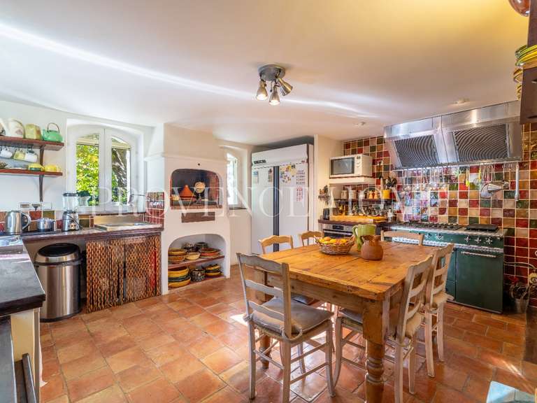 Propriété Apt - 8 chambres - 330m²