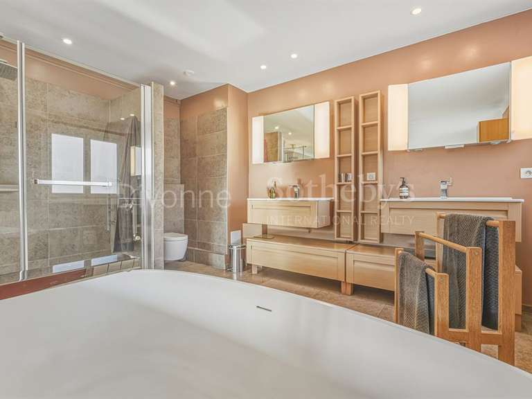 Propriété Saint-Genis-Pouilly - 4 chambres - 300m²
