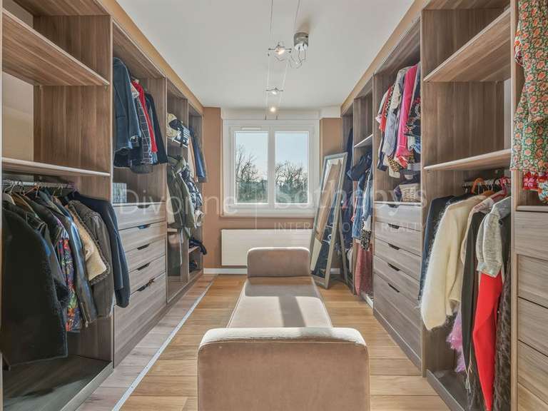 Propriété Saint-Genis-Pouilly - 4 chambres - 300m²