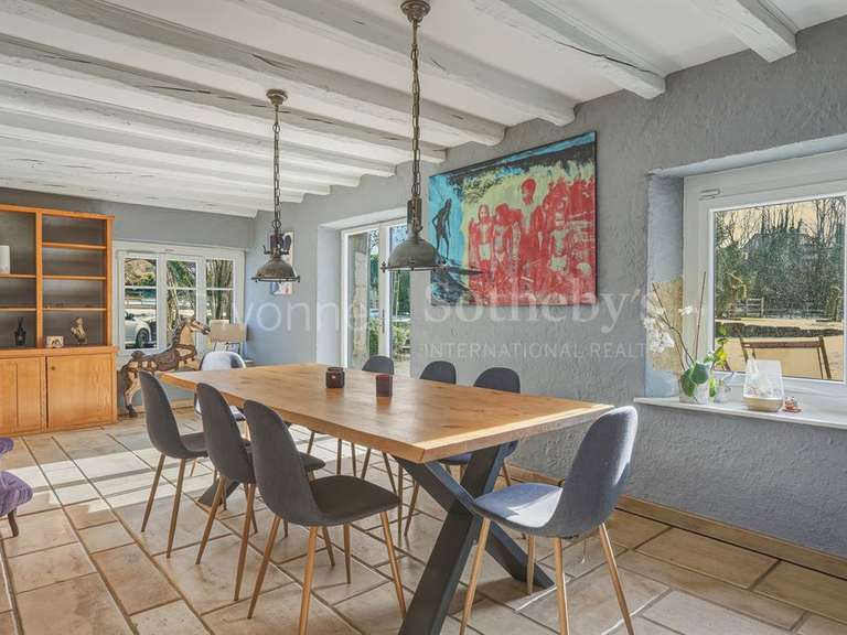 Propriété Saint-Genis-Pouilly - 4 chambres - 300m²