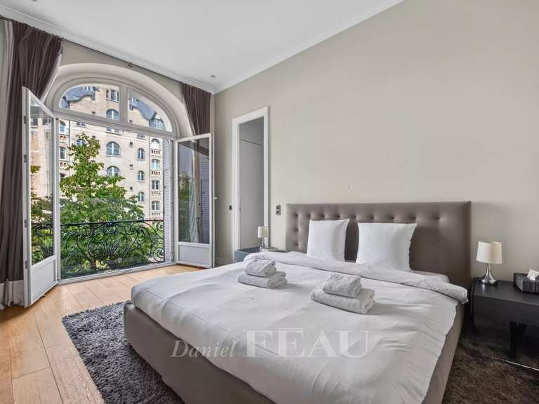Appartement Paris 16e - 4 chambres - 242m²