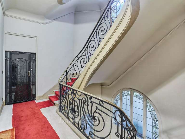 Appartement Paris 16e - 4 chambres - 242m²