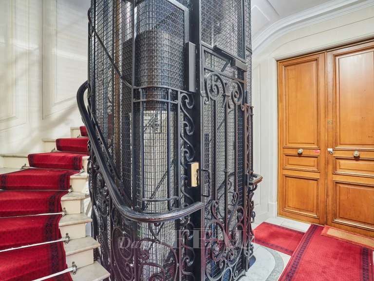 Appartement Paris 7e - 2 chambres - 111m²