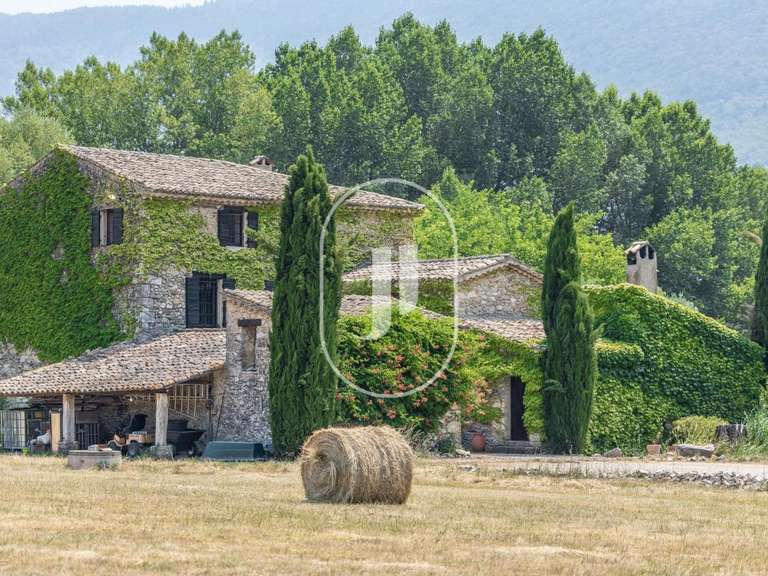 Maison Montbrun-les-Bains - 4 chambres - 315m²