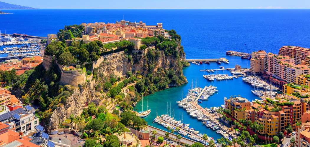 vue sur le Rocher de la Principauté de Monaco, surplombant le port de Monte-Carlo
