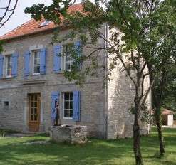 Ferme authentique avec gîtes et grande piscine chauffée.