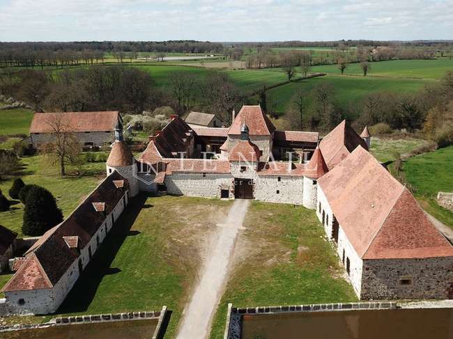 Maison 5 pièces 370 m² · à Montluçon · 370 m² · 1 383 000 €