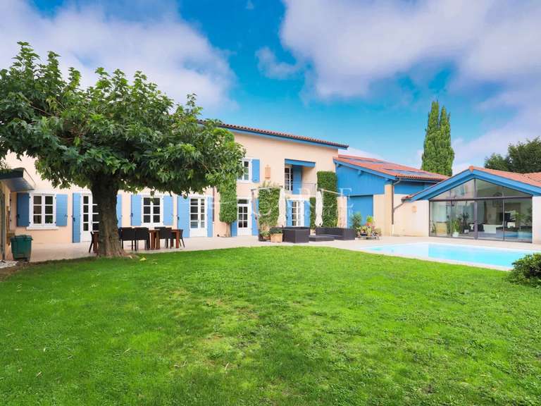 Maison Saint-Bonnet-de-Mure - 3 chambres - 440m²