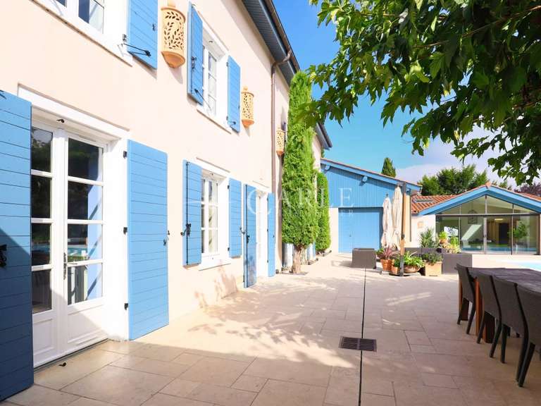 Maison Saint-Bonnet-de-Mure - 3 chambres - 440m²