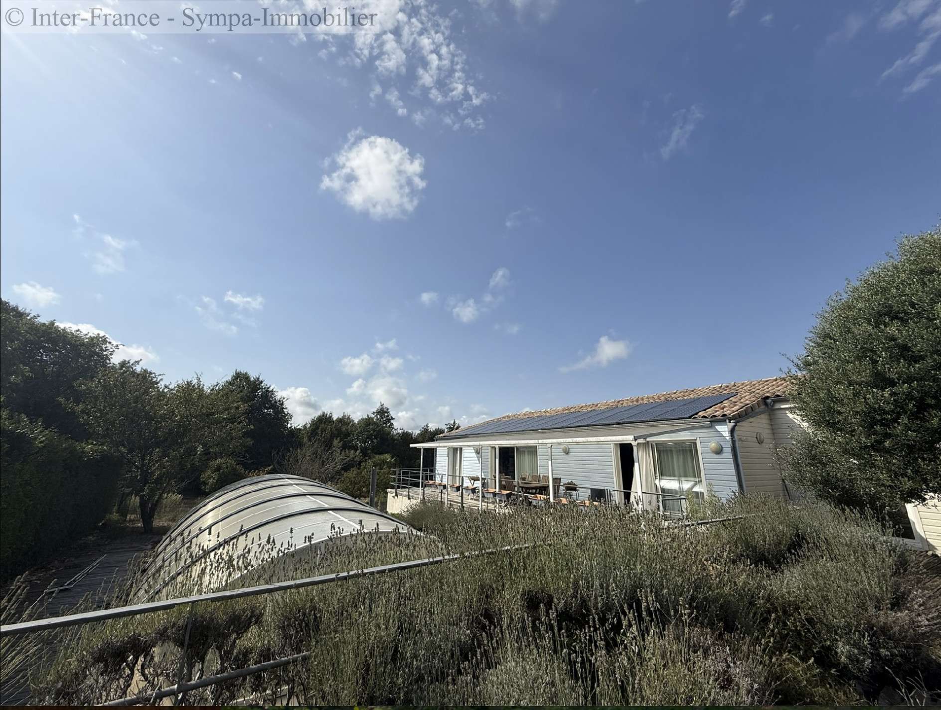 Maison avez piscine juste à côte de la mer. Beau potentiel!