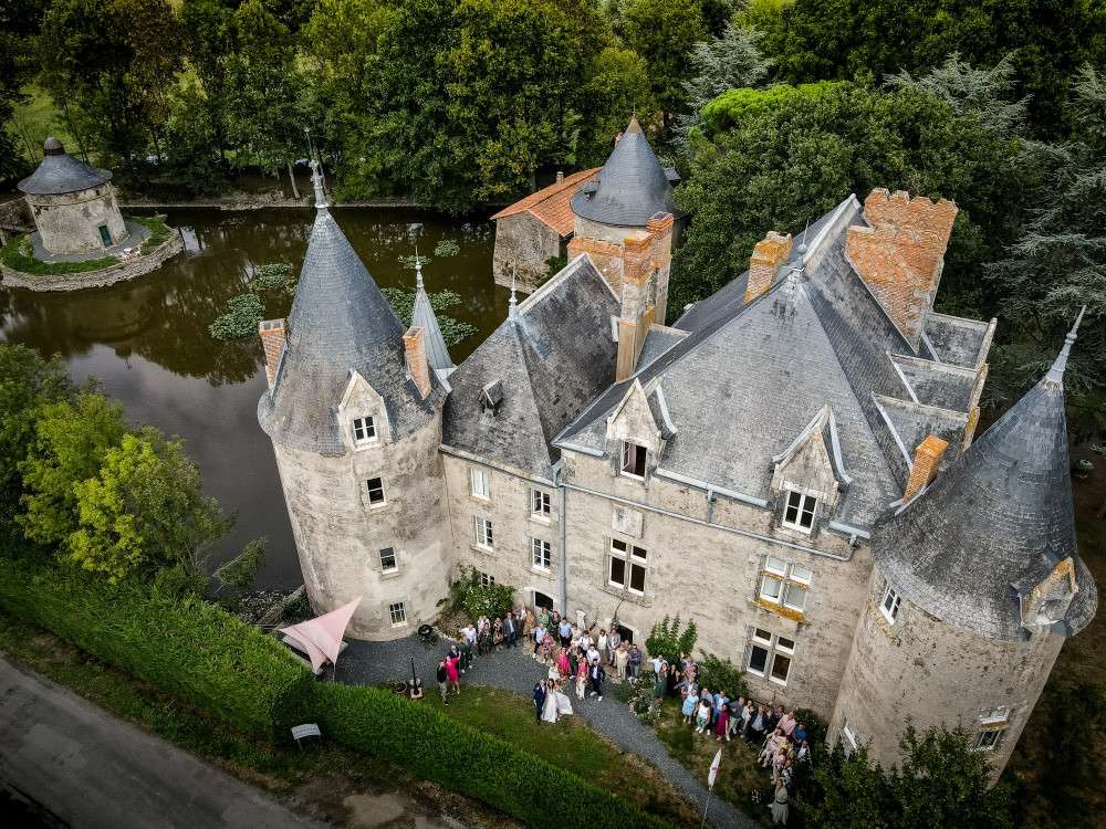 Magnifique Château Historique Rénové avec Dépendances