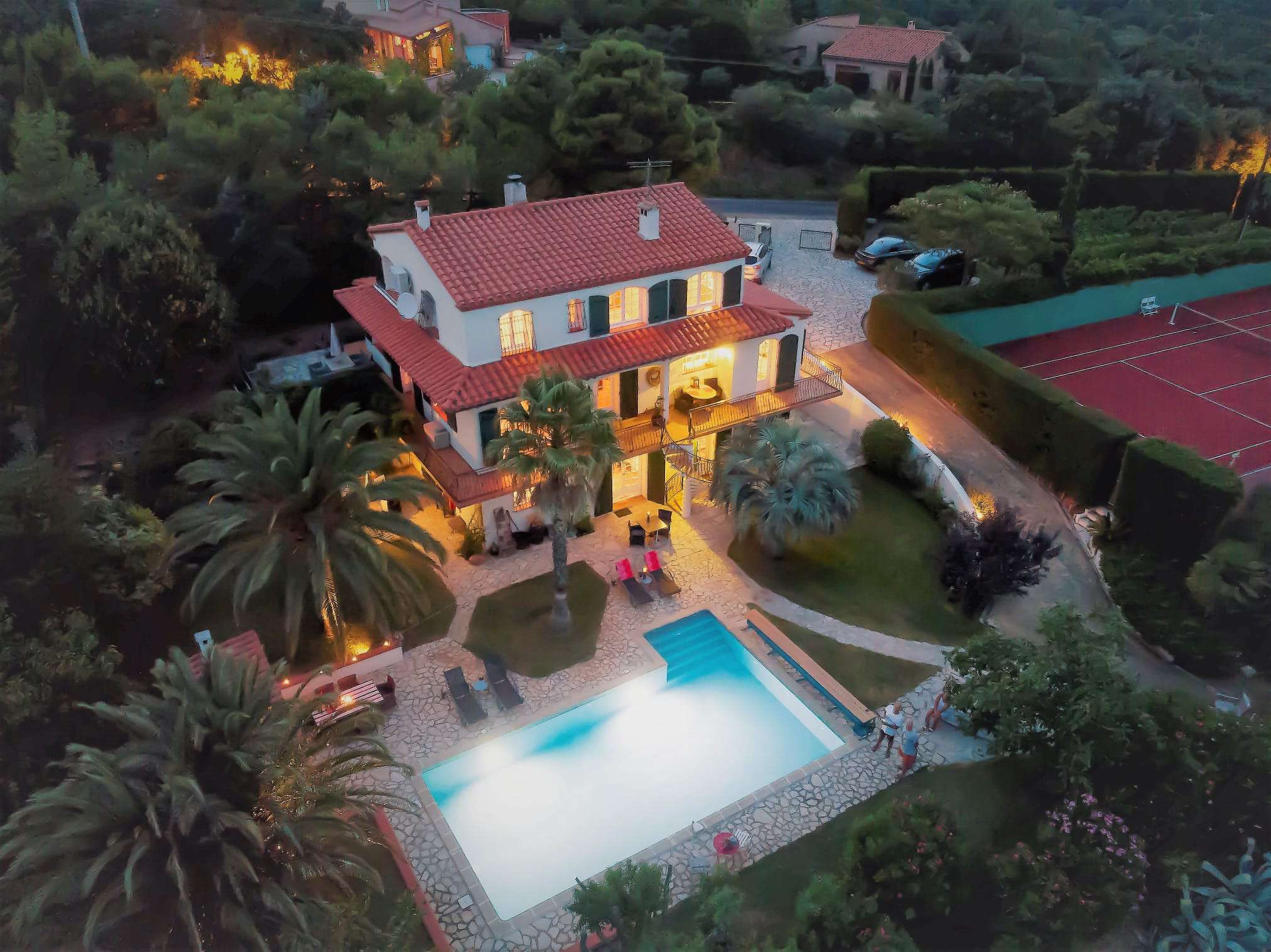 Maison d'architecte avec 2 gites, terrain de tennis, piscine
